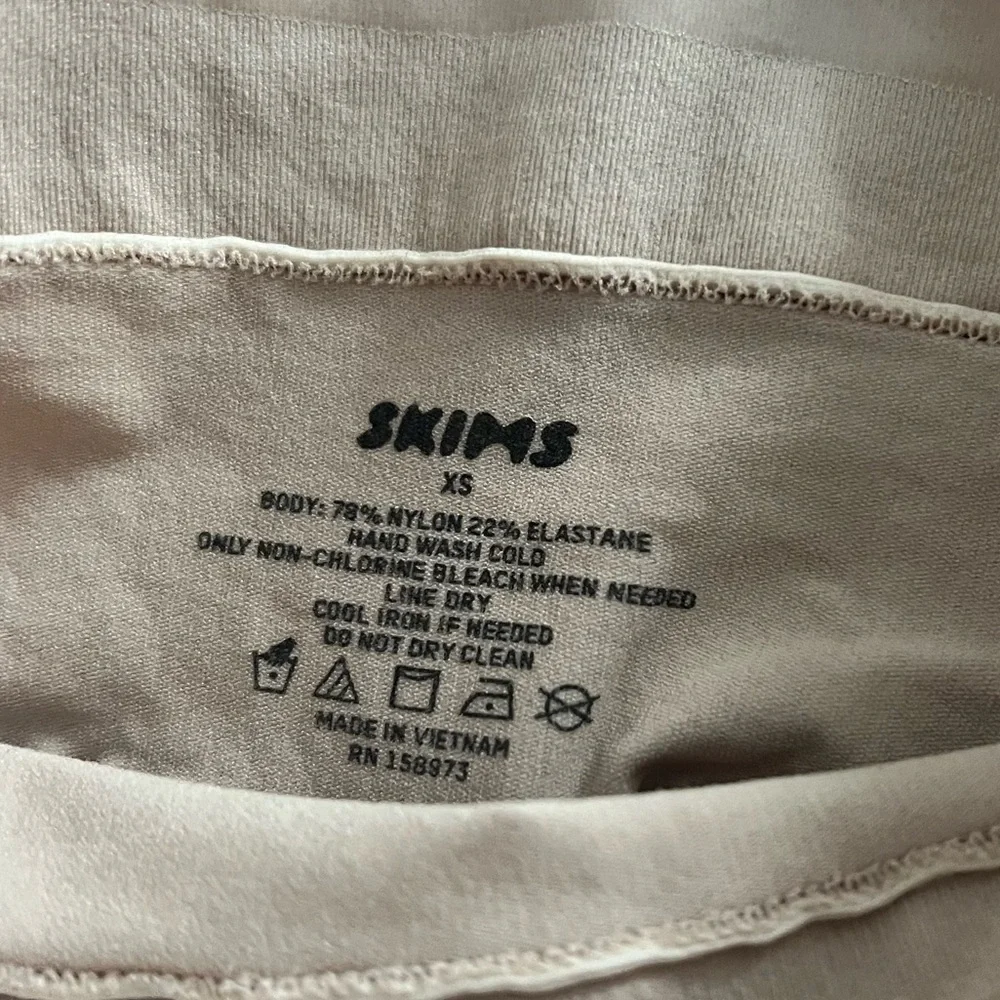 Skims Clay Everyday Sculpt Above the Knee Shorts Size XS NWT - Picture 3 of 7